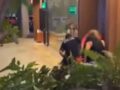 VIDEO: Mujer encuentra a su pareja con otra y arma tremenda pelea en la plaza