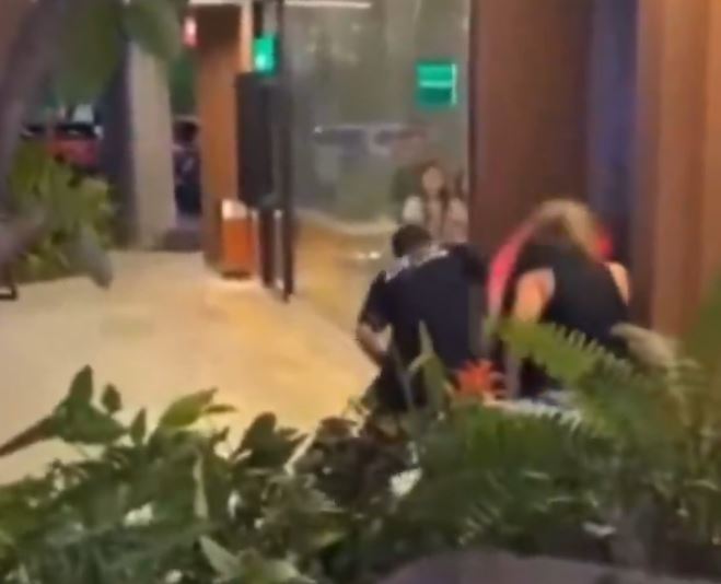 VIDEO: Mujer encuentra a su pareja con otra y arma tremenda pelea en la plaza