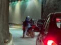 VIDEO: Graban violento asalto; criminales en moto quitan reloj de alta gama a un conductor