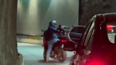 VIDEO: Graban violento asalto; criminales en moto quitan reloj de alta gama a un conductor