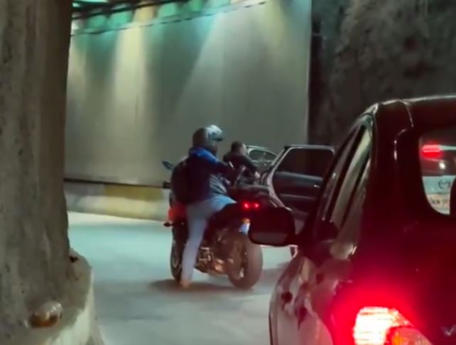 VIDEO: Graban violento asalto; criminales en moto quitan reloj de alta gama a un conductor