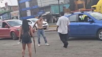 VIDEO. Conductores arman trifulca a media avenida en Ecatepec por un incidente de tránsito