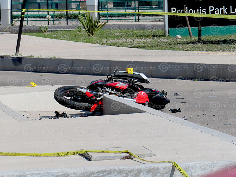 DRAMÁTICO. Familiares de Miguel lloraban; el joven de 21 años murió en un accidente de moto