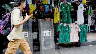 PIRATAS. Decomisan casi 20 mil playeras y tenis clonados en Eje Central por el Mundial de Futbol