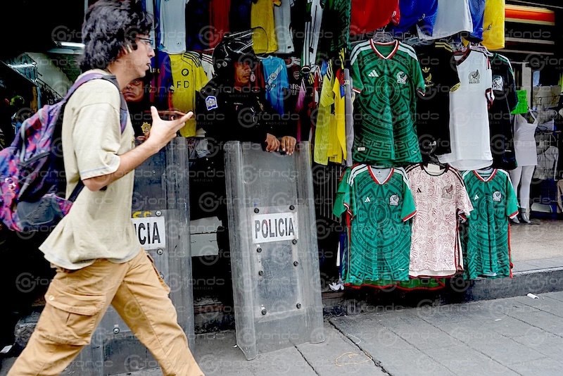 PIRATAS. Decomisan casi 20 mil playeras y tenis clonados en Eje Central por el Mundial de Futbol