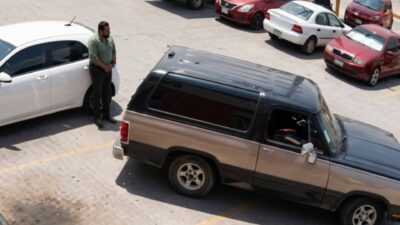 VIDEO. ‘Loco’ al volante aplasta dos veces a un conductor por un simple reclamo
