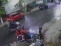 VIDEO: Asaltantes armados amenazan a vecinos para llevarse una motocicleta