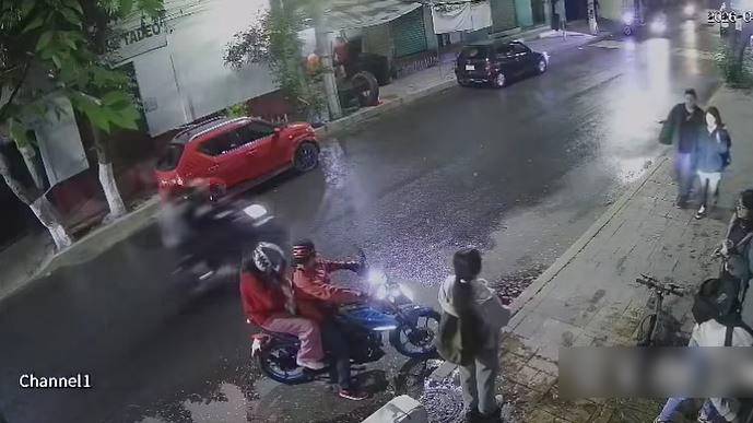 VIDEO: Asaltantes armados amenazan a vecinos para llevarse una motocicleta
