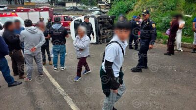 URGENTE: Transporte escolar lleno de niños se queda sin frenos y vuelca; hay 15 heridos