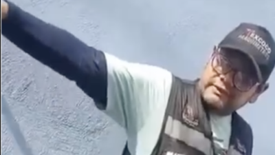 VIDEO. ‘Lady Araña’ enfurece porque le colocaron un inmovilizador a su automóvil