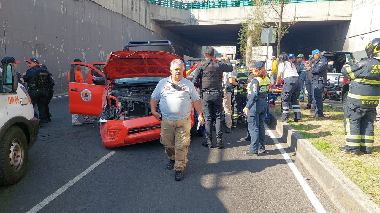 IRÓNICO: Camioneta de Protección Civil fuera de control causa tremendo accidente