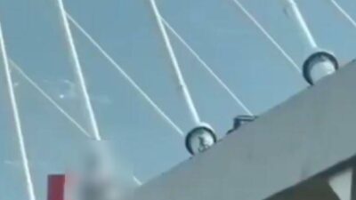 VIDEO: ‘¡Sí se aventó!’; mujer toma la última decisión a más de 100 metros de altura