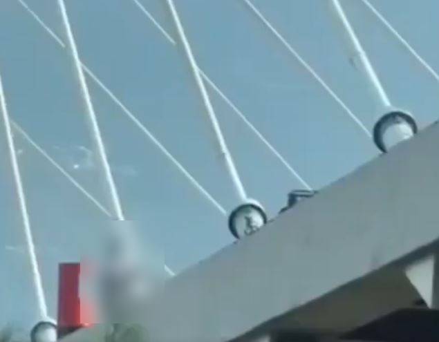 VIDEO: ‘¡Sí se aventó!’; mujer toma la última decisión a más de 100 metros de altura