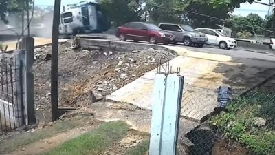 VIDEO: Conductor de un mal giro y provoca un impactante accidente en la carretera