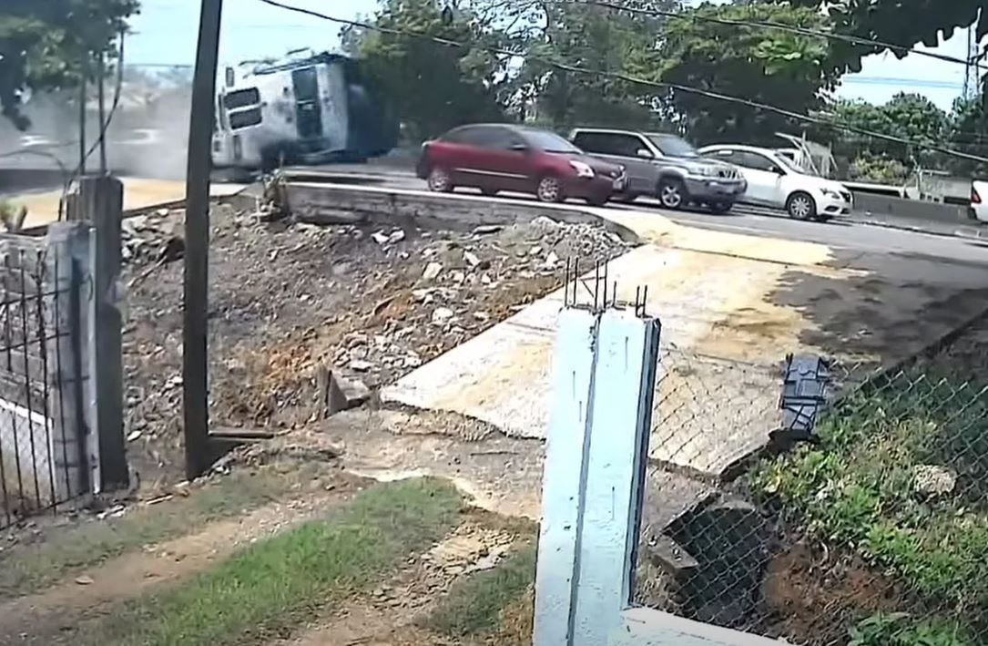 VIDEO: Conductor de un mal giro y provoca un impactante accidente en la carretera