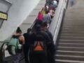 VIDEO: ‘Efecto dominó’; usuario del Metro se atora en la escalera eléctrica y provoca caída masiva