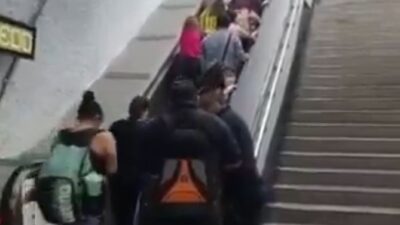 VIDEO: ‘Efecto dominó’; usuario del Metro se atora en la escalera eléctrica y provoca caída masiva