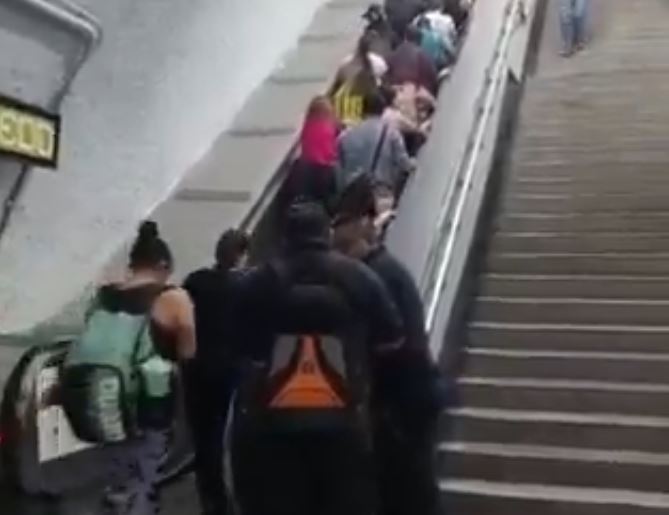 VIDEO: ‘Efecto dominó’; usuario del Metro se atora en la escalera eléctrica y provoca caída masiva