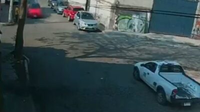 VIDEO. Motociclistas salen ‘volando’ tras ser impactados por un auto en Edomex