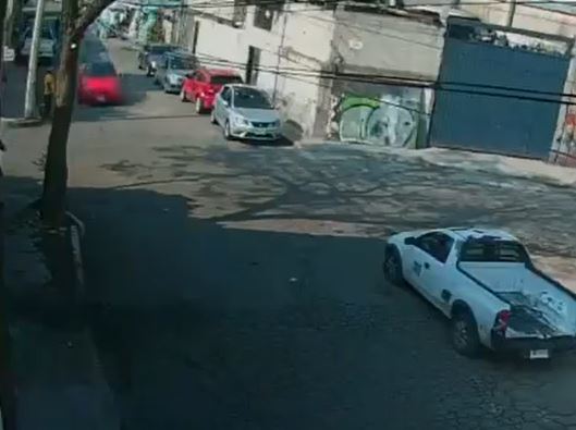 VIDEO. Motociclistas salen ‘volando’ tras ser impactados por un auto en Edomex