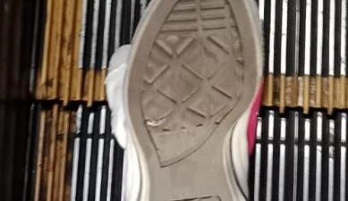 SOSPECHOSO: ‘Otra vez…’; dañan escaleras eléctricas de distintas estaciones del Metro con tenis atorados