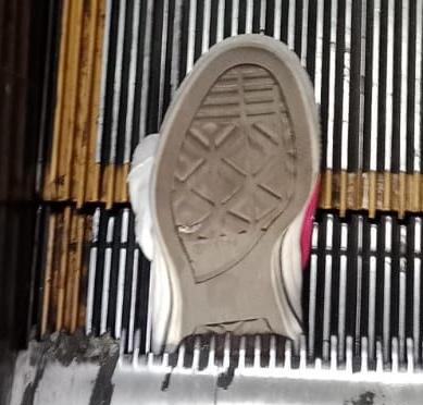 SOSPECHOSO: ‘Otra vez…’; dañan escaleras eléctricas de distintas estaciones del Metro con tenis atorados