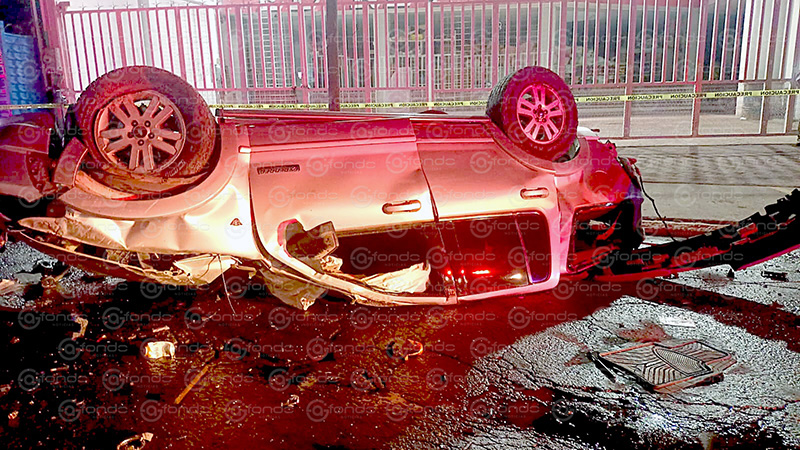 TRAGEDIA. Automóvil cae al vacío desde un puente en el Edomex; muere el conductor