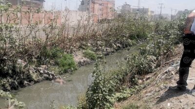 TERROR. Encuentran cuerpo desnudo flotando en canal de aguas negras del Edomex