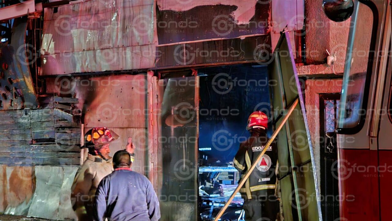 PÁNICO: Taller de carpintería ardía en llamas mientras vecinos se ponían a salvo en Edomex