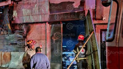 PÁNICO: Taller de carpintería ardía en llamas mientras vecinos se ponían a salvo en Edomex