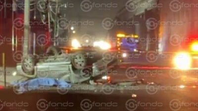 FATAL: Conductor fuera de control cae de un puente y muere; su acompañante quedó grave