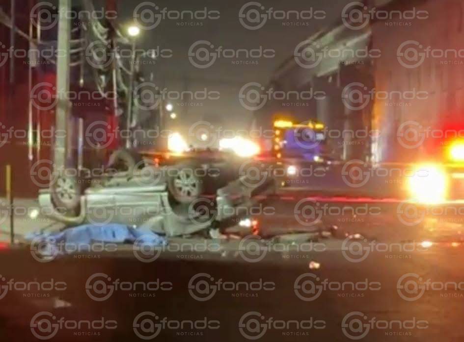 FATAL: Conductor fuera de control cae de un puente y muere; su acompañante quedó grave