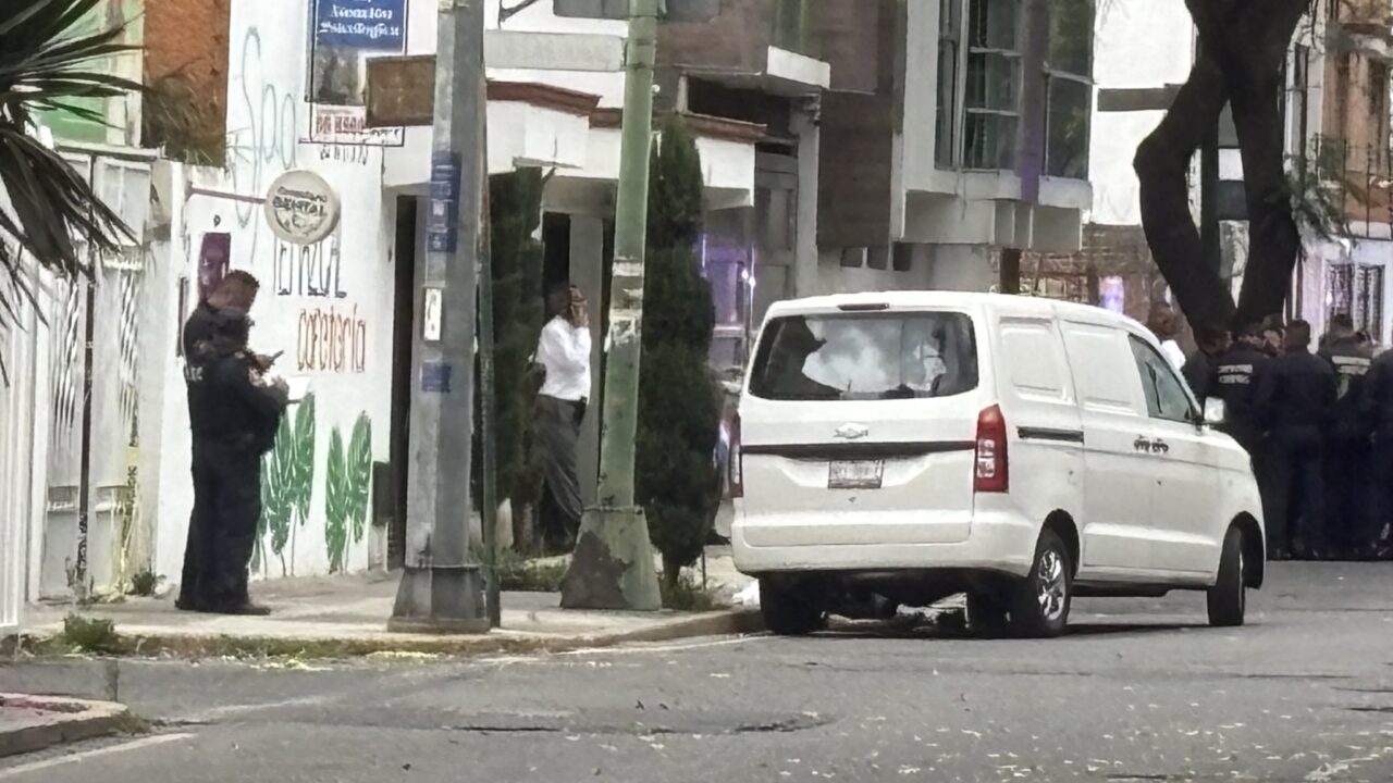 ATAQUE: Desconocidos en moto acribillan al conductor de una camioneta y huyen