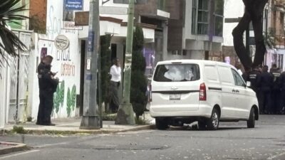 ATAQUE: Desconocidos en moto acribillan al conductor de una camioneta y huyen