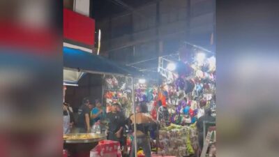 VIDEO: Comerciantes desmayan a patadas a un hombre afuera de la arena de luchas