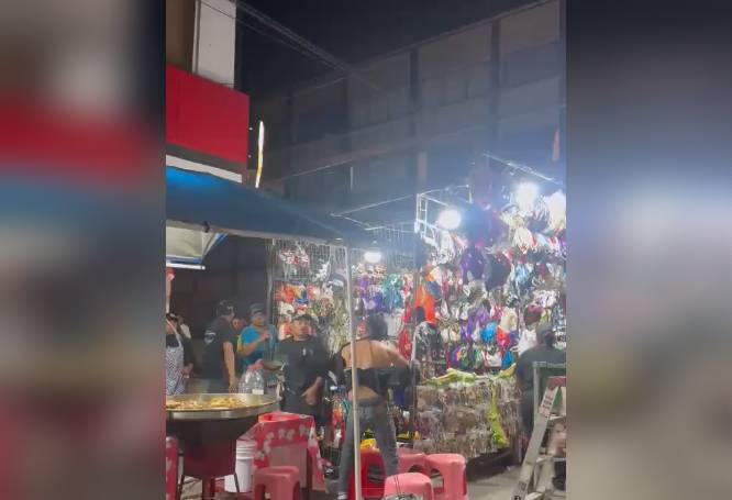 VIDEO: Comerciantes desmayan a patadas a un hombre afuera de la arena de luchas