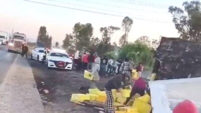 VIDEO: Vecinos ignoran a chofer herido tras volcadura y roban cajas con pollo en Edomex
