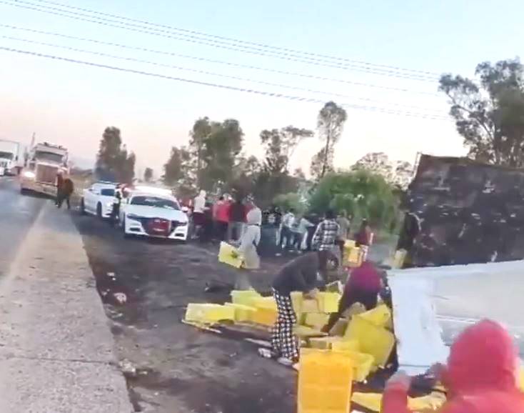 VIDEO: Vecinos ignoran a chofer herido tras volcadura y roban cajas con pollo en Edomex