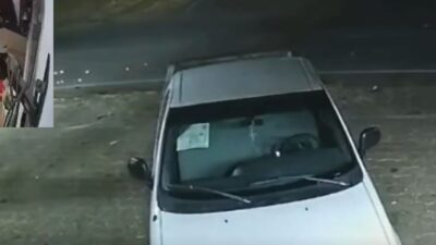 VIDEO: ‘¿Qué pasó, güey?’; conductor invade carril, destroza una moto y manda ‘a volar’ al biker