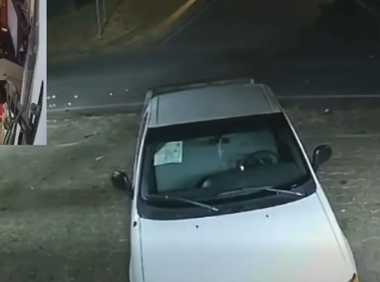 VIDEO: ‘¿Qué pasó, güey?’; conductor invade carril, destroza una moto y manda ‘a volar’ al biker