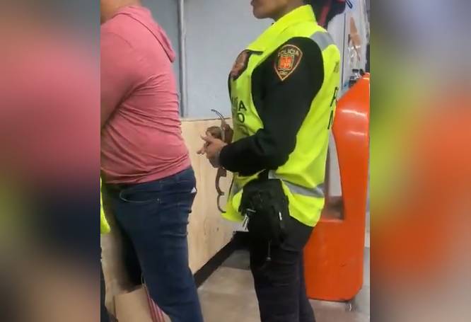VIDEO: Sujeto tomaba fotos a jovencitas dentro de vagones del Metro