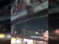 VIDEO: Joven en un puente causa pánico y termina sufriendo un tremendo golpe