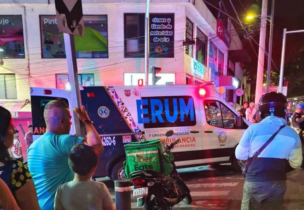 ACCIDENTE: Pareja iba en moto sin placas ni cascos; los arrollaron y están muy graves