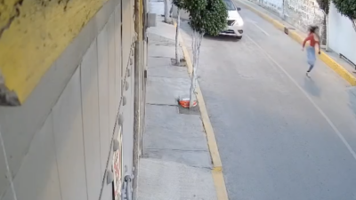 VIDEO. Graban intento de secuestro en contra de dos hermanas al salir de una tienda en Edomex