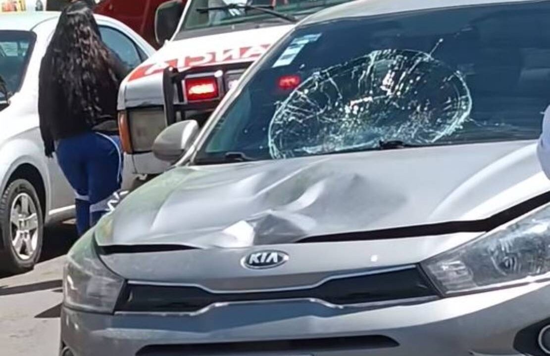 VIDEO: ‘Pobre chavito’; adolescente intenta cruzar la avenida y es arrollado por un carro