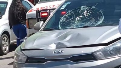 VIDEO: ‘Pobre chavito’; adolescente intenta cruzar la avenida y es arrollado por un carro