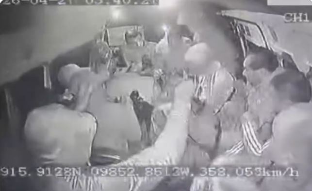 VIDEO: Violento asalto; criminales disparan a bordo de una combi de pasajeros