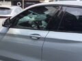 VIDEO: Sujeto en un BMW intenta arrollar a un joven conductor en un estacionamiento