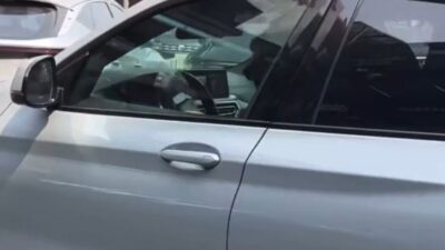 VIDEO: Sujeto en un BMW intenta arrollar a un joven conductor en un estacionamiento