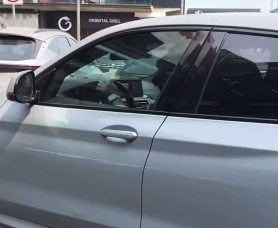 VIDEO: Sujeto en un BMW intenta arrollar a un joven conductor en un estacionamiento